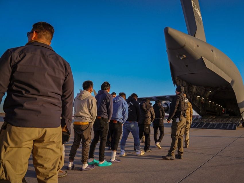 EE.UU. destinó 40 millones de dólares para deportar 300 inmigrantes a terceros países, según investigación del Senado
