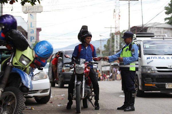 Más de 400 motociclistas sancionados en operativos nocturnos a nivel nacional; más de 100 infracciones solo en Tegucigalpa por no usar chaleco reflectivo