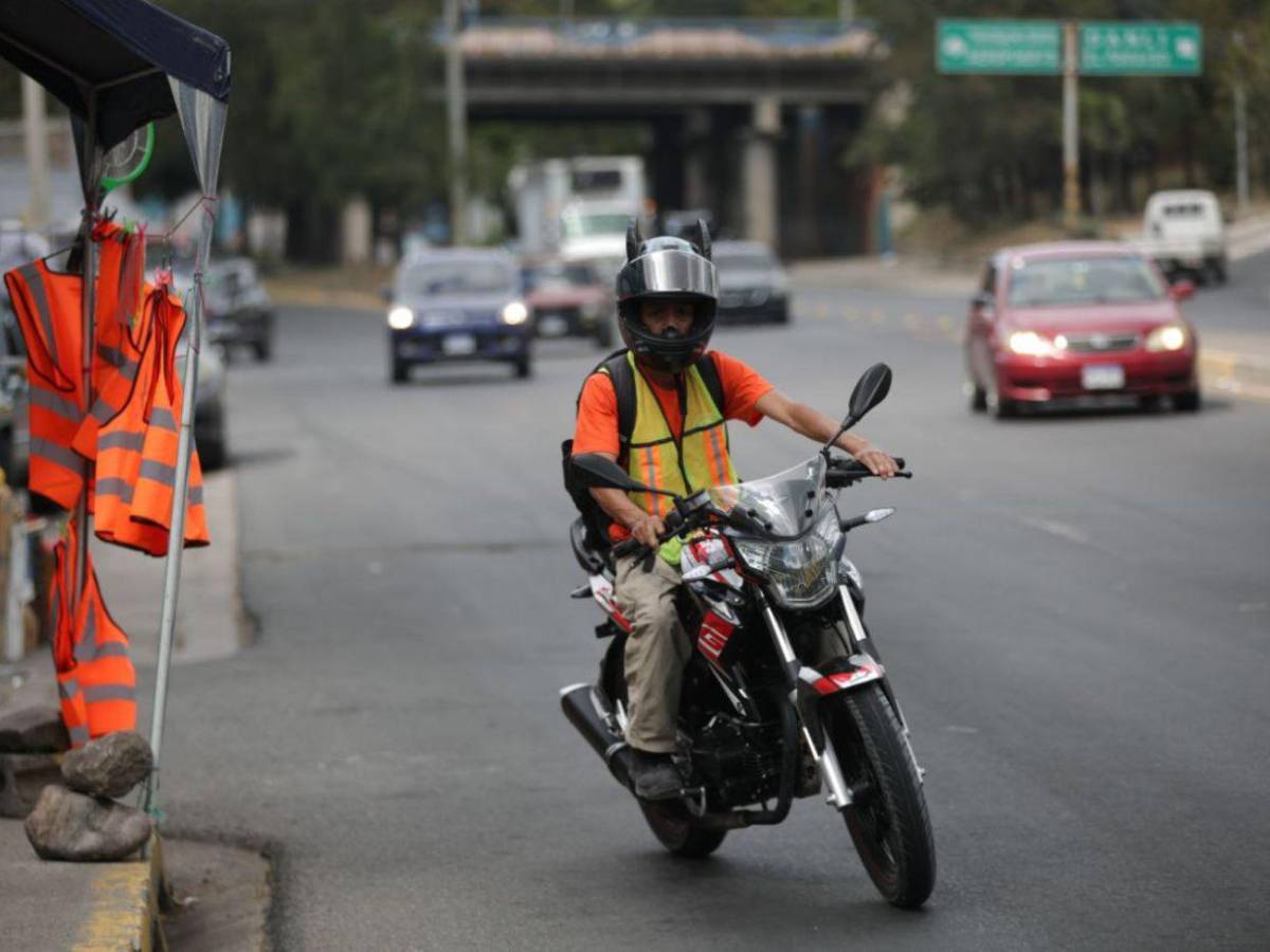¡Atención! Conozca las multas que aplicarán a motociclistas que no usen chaleco o arnés reflectivo
