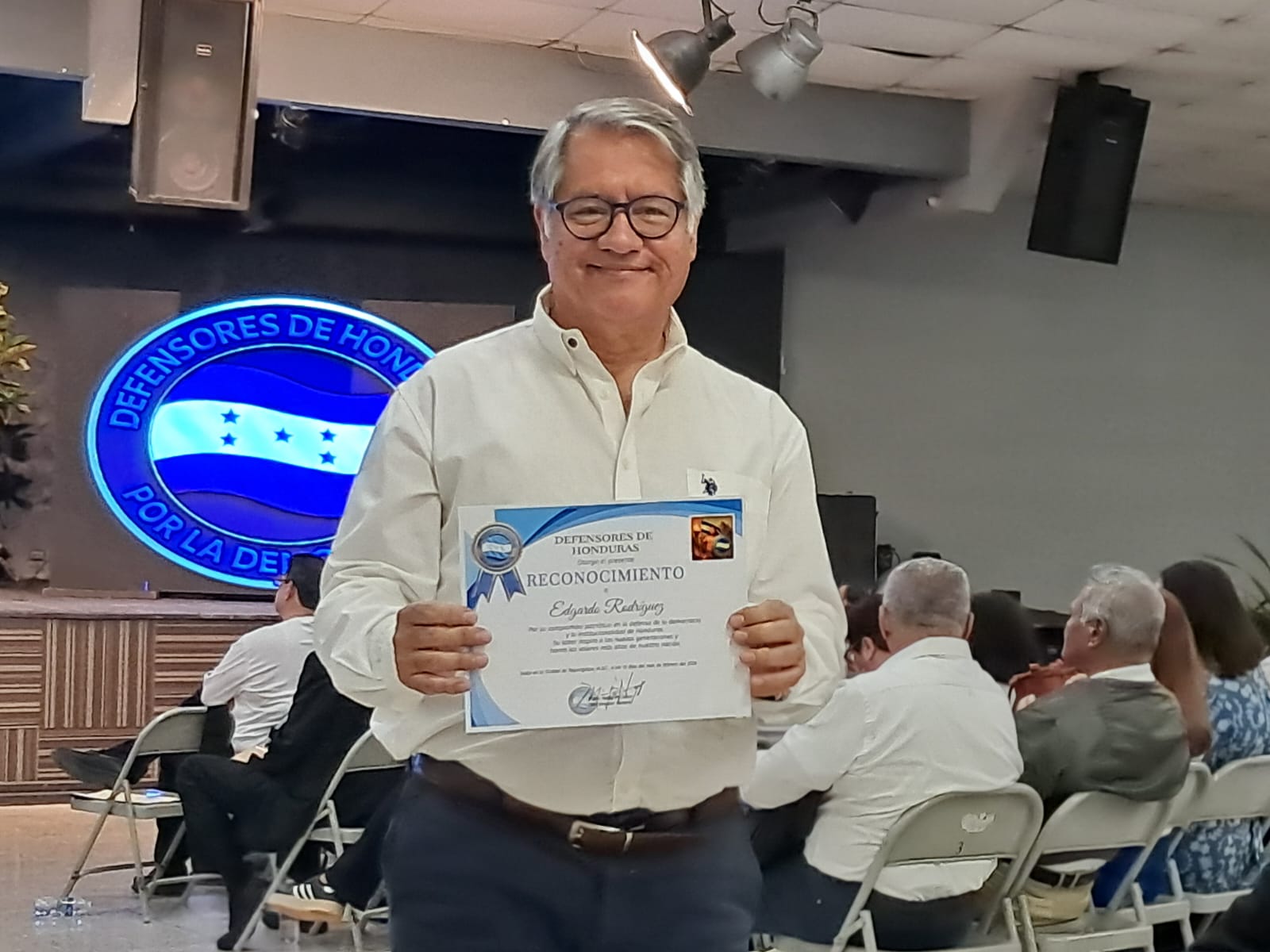 Entregan reconocimiento a los defensores de la democracia