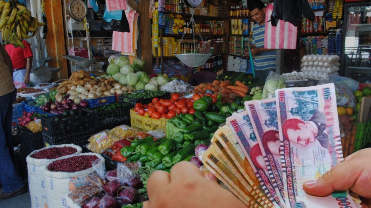 Alza en alimentos golpea a los hogares: canasta básica sube 8% en un mes