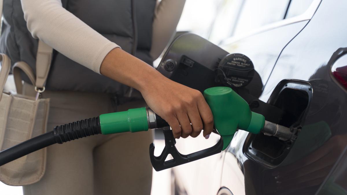 Conflicto en Irán amenaza con elevar los precios del petróleo y la gasolina a nivel mundial