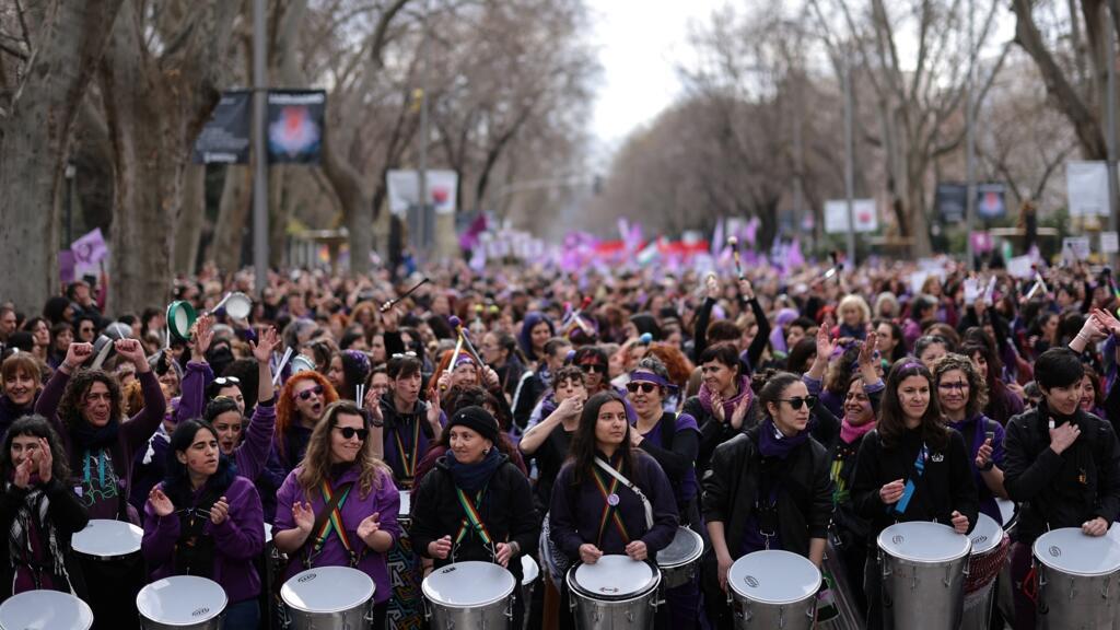 Miles de personas inundan Madrid en el Día Internacional de la Mujer