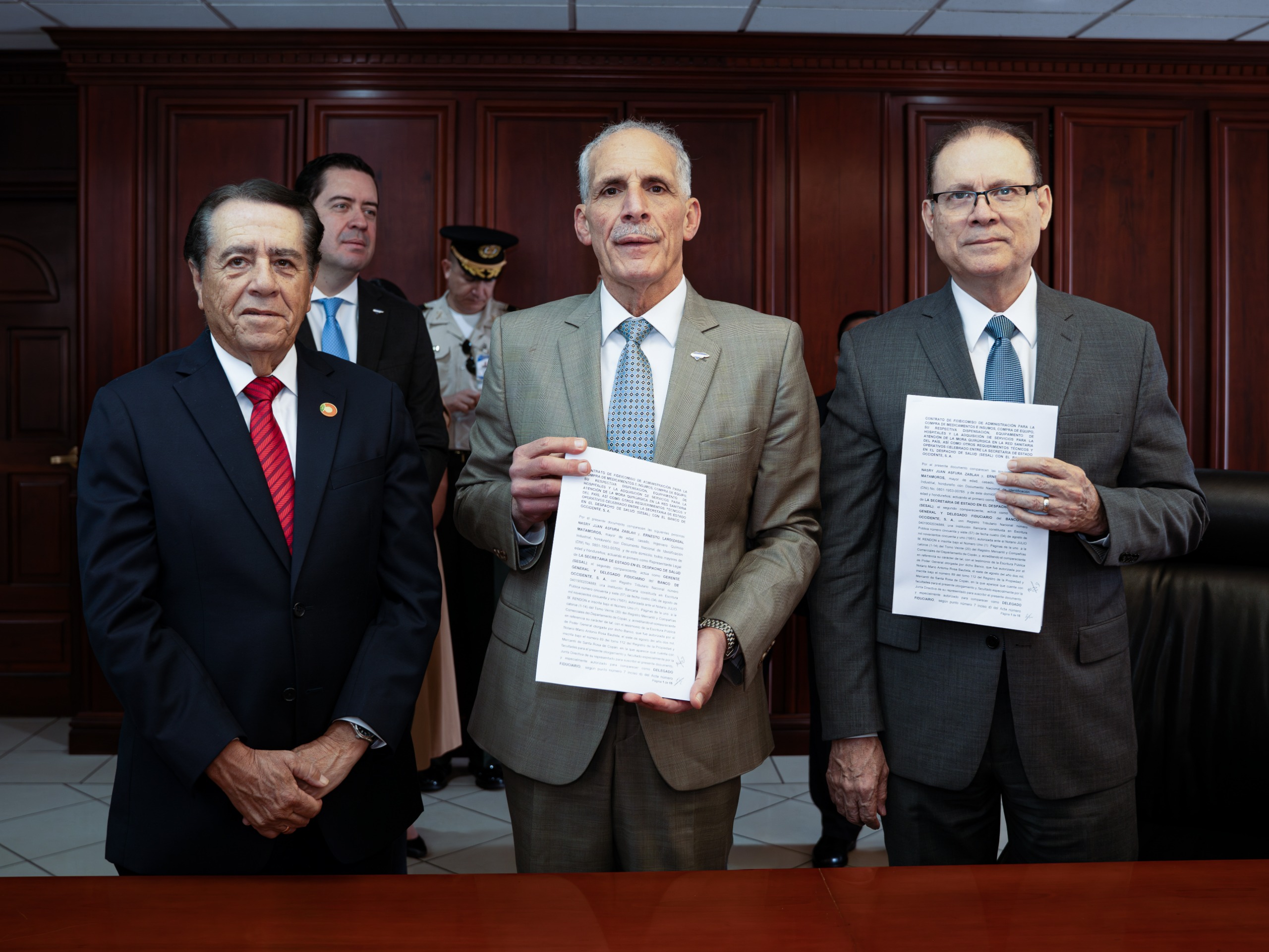 Honduras lanza fideicomiso para medicamentos y cirugías pendientes