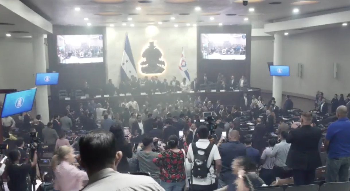 Presentan oficialmente denuncia para iniciar juicio político contra el fiscal Johel Zelaya