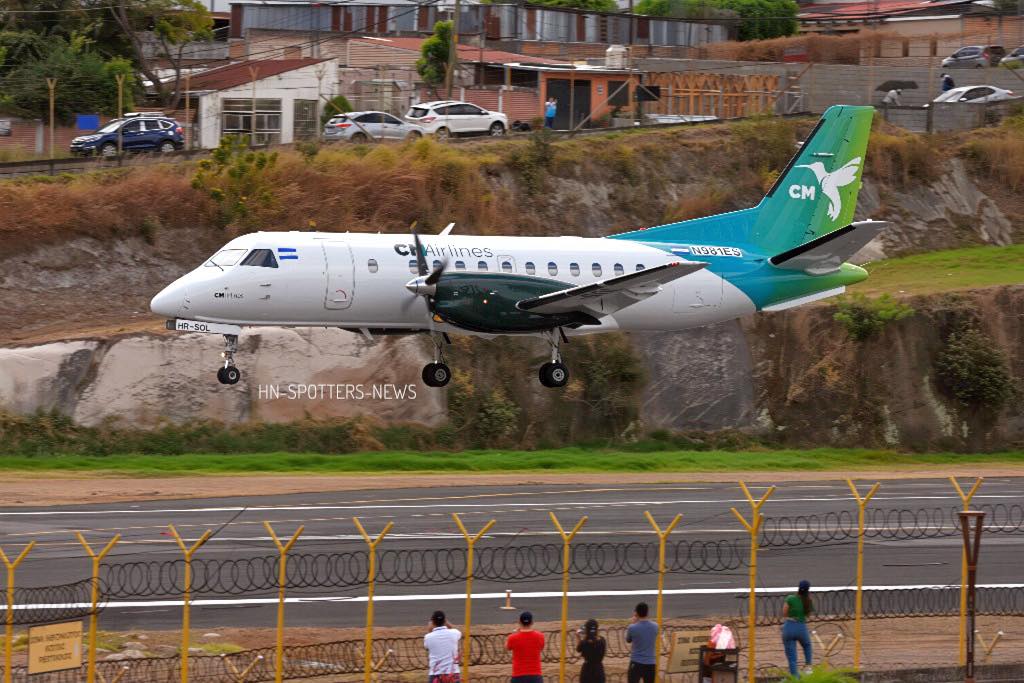 Pasajeros denuncian que aerolínea CM Airlines los mantiene varados en Toncontín sin explicación sobre vuelo a Roatán