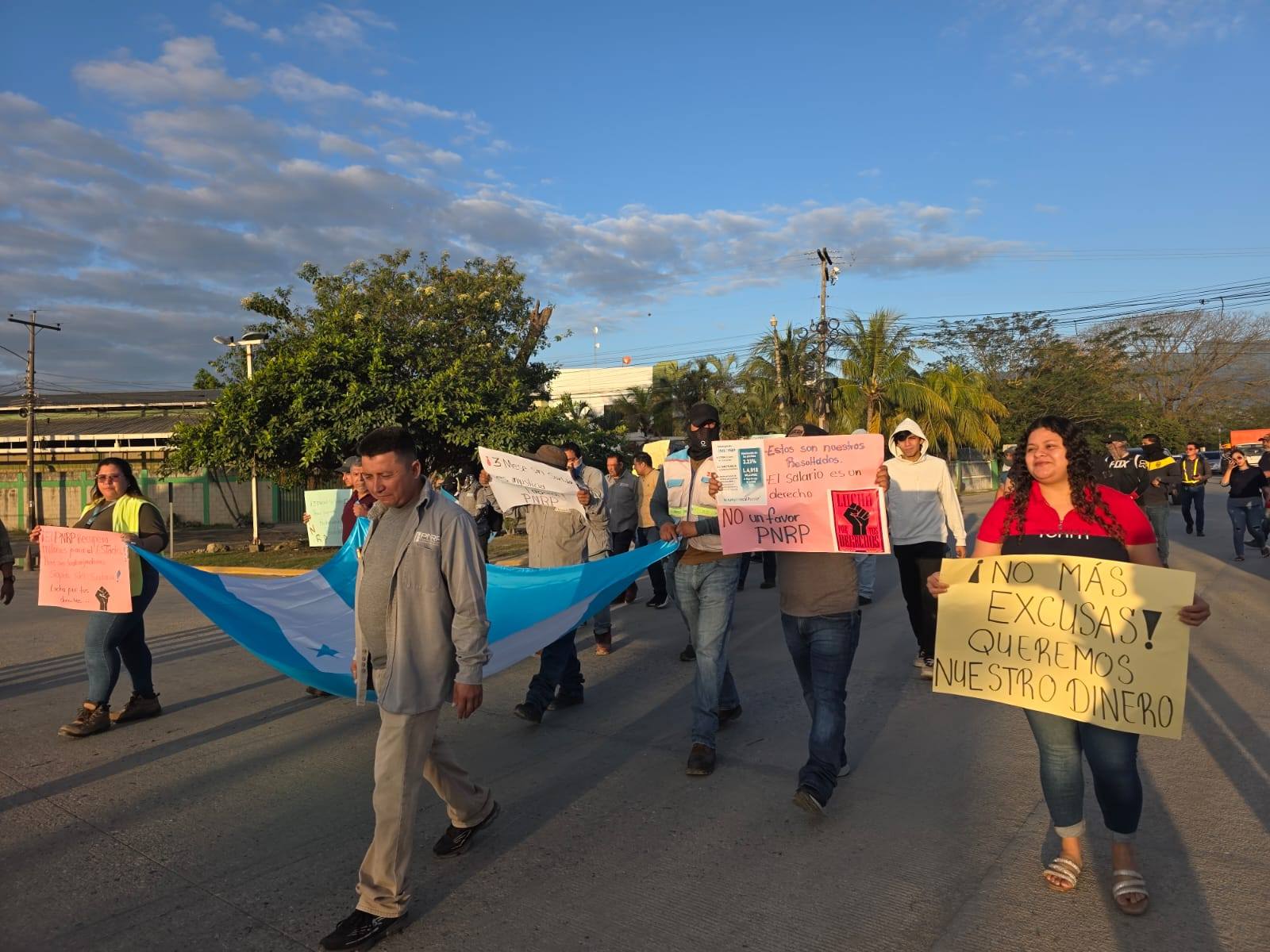 Empleados del PNRP de la ENEE bloquean carretera en Villanueva por salarios atrasados