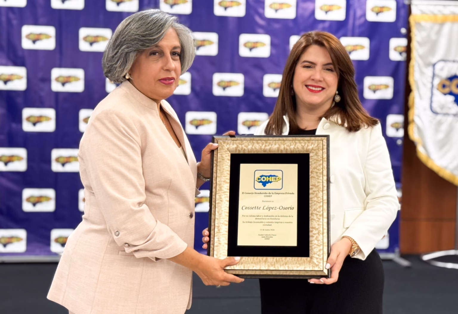 Cossette López tras ser galardonada por el COHEP, afirma que la democracia debe defenderse más allá de los procesos electorales