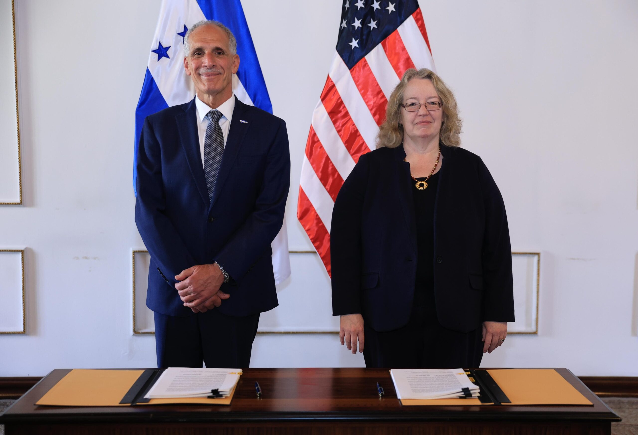 Asfura firma convenio con EEUU para fortalecer la respuesta sanitaria en Honduras