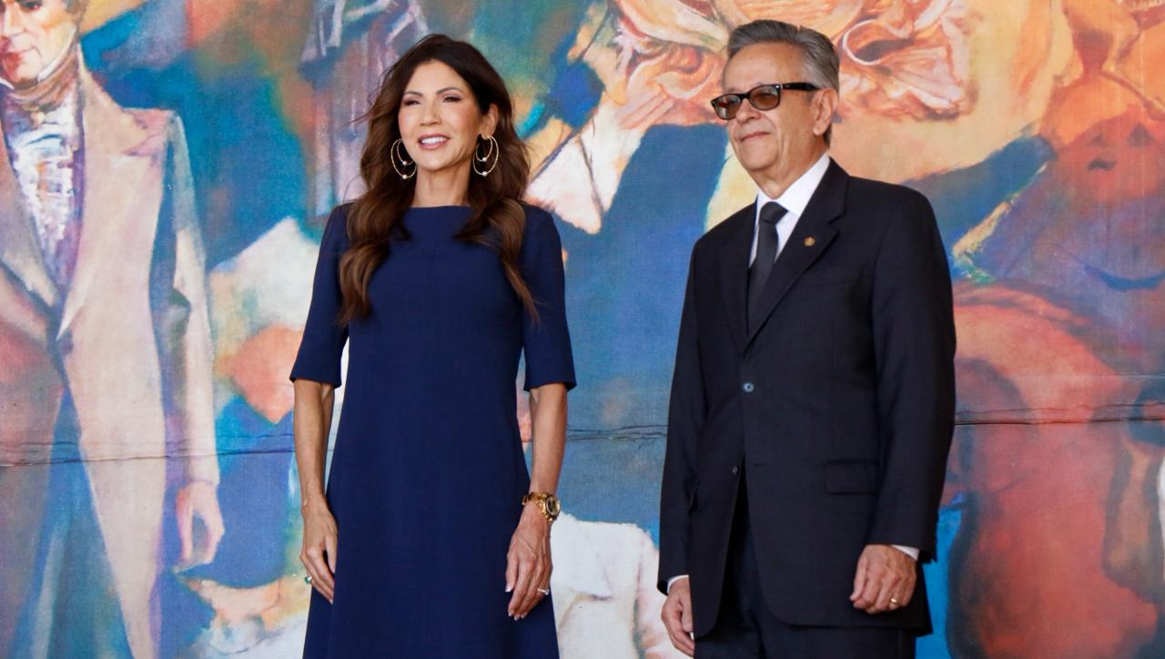 Kristi Noem llega a Honduras para abordar seguridad nacional con el presidente Nasry Asfura