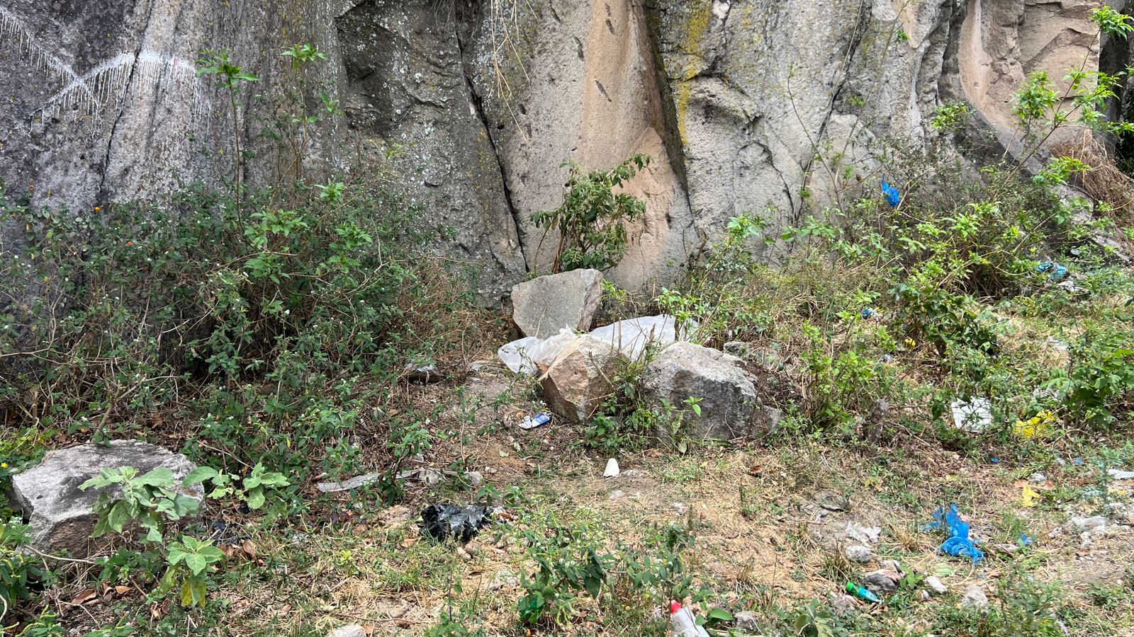 Vecinos hallan a mujer muerta en calle solitaria de la 14 de Enero