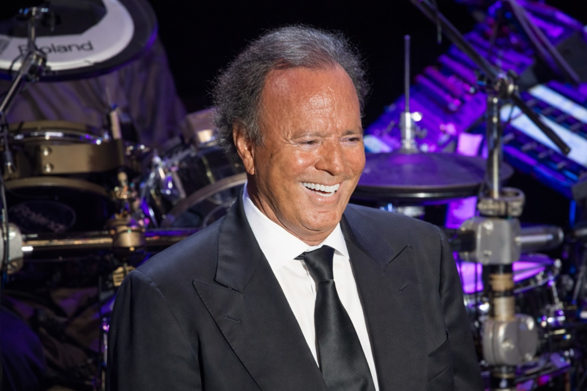 Univision estaría negociando retractarse de acusaciones contra Julio Iglesias para evitar demanda