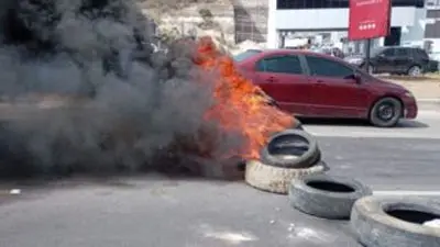 Empleados del PNRP-ENEE bloquean anillo periférico en Tegucigalpa por falta de pago de salarios