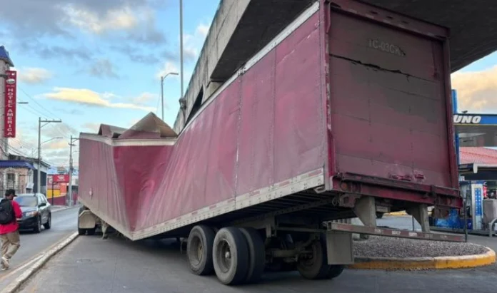 Rastra impacta puente en el bulevar Comunidad Económica Europea y provoca fuerte congestionamiento vial