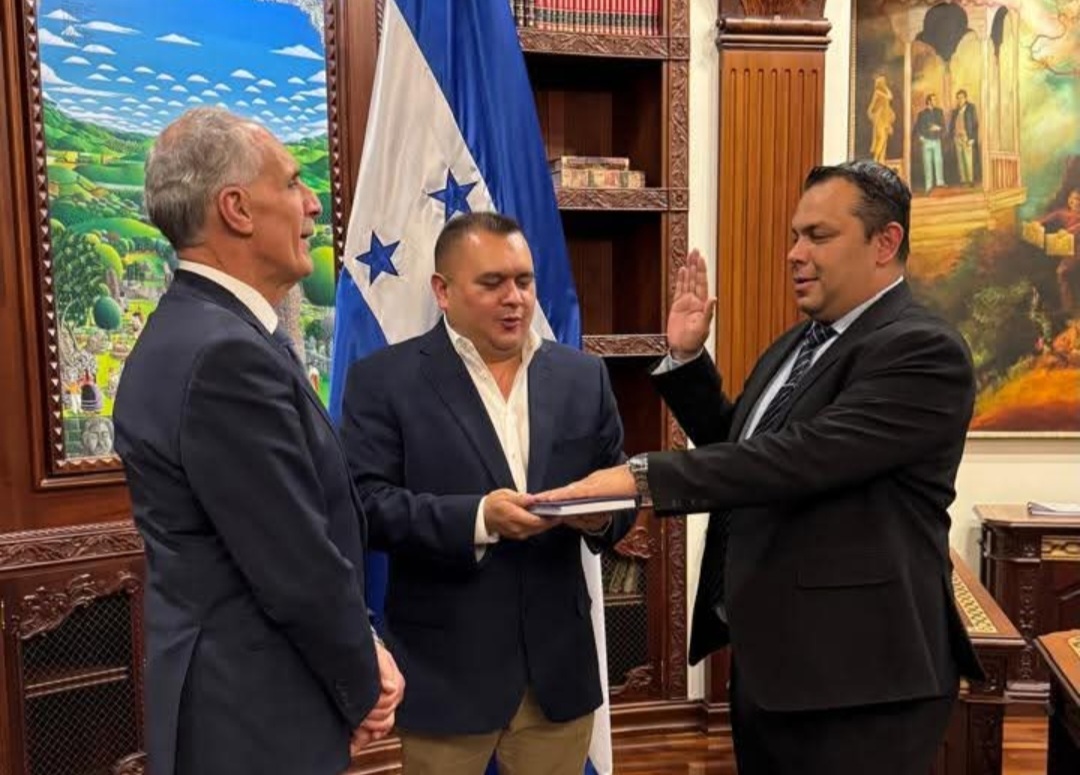 Asfura juramenta a Jairo Rivera como nuevo director de Televisión Nacional de Honduras