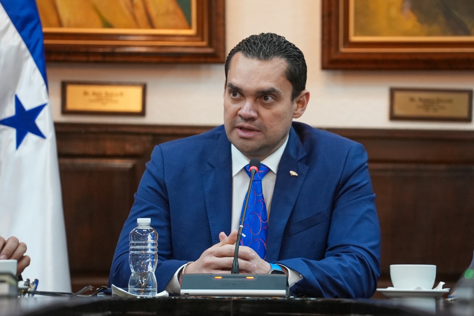 Es un abuso de los exfuncionarios de Libre no devolver pasaportes, señala Tomás Zambrano