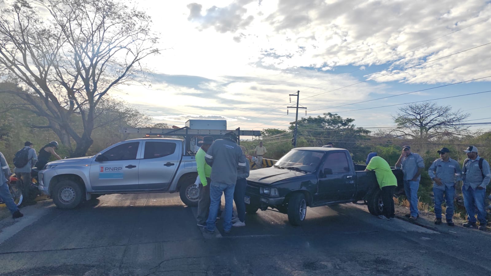 Empleados del PNRP bloquean carretera CA-5 y otras vías en protesta por al menos tres meses de salarios atrasados