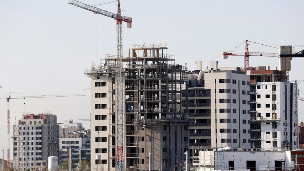 Alza del petróleo amenaza con encarecer la construcción y afectar el acceso a vivienda