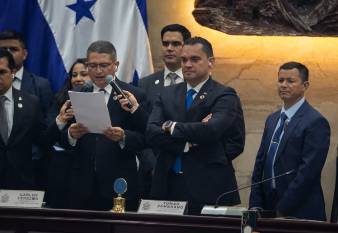 ¿Cuánto les quitarán? Presidente del Congreso advierte sanciones salariales a diputados por disturbios en el hemiciclo