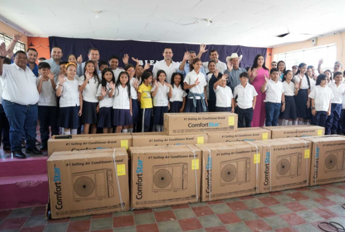 Tomás Zambrano entrega aires acondicionados a centros educativos en La Paz