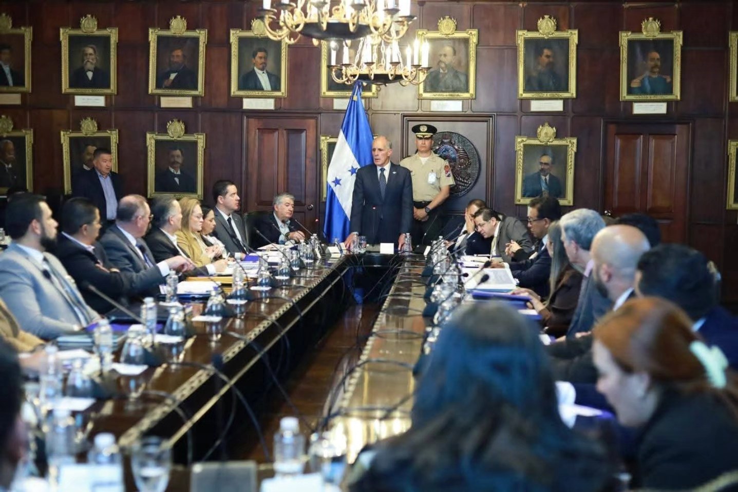 Gobierno ajusta presupuesto 2026 a L444,265 millones y lo envía al Congreso tras recorte de más de L25 mil millones