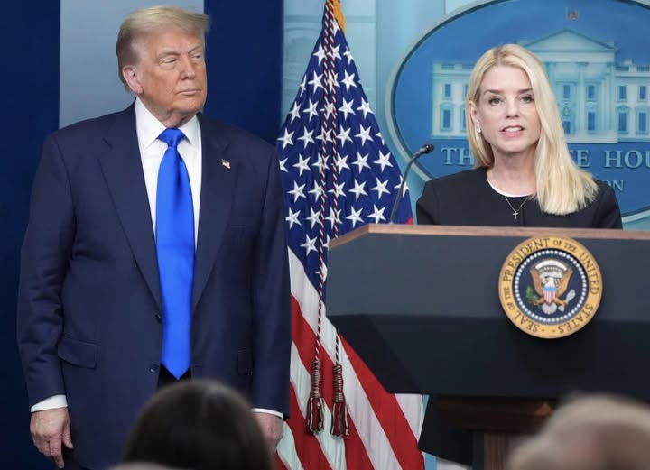 Donald Trump despide a la fiscal general Pam Bondi, reportan medios en EU; sería por manejo del caso Epstein