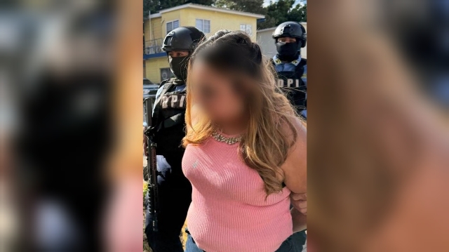 Capturan a mujer prófuga acusada del asesinato de un menor en La Joya