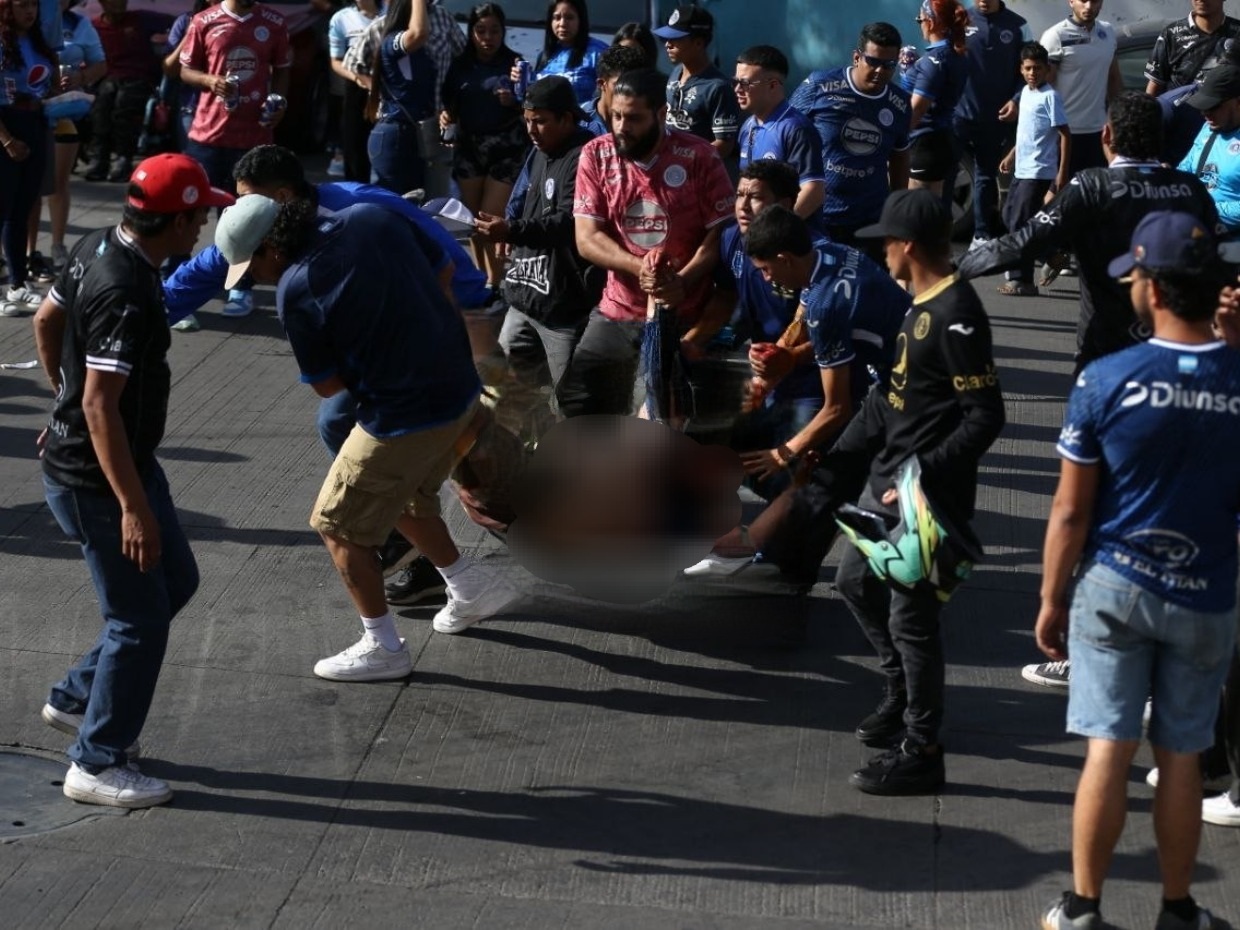 Suspenden clásico capitalino tras violentos disturbios entre barras en el Estadio Nacional