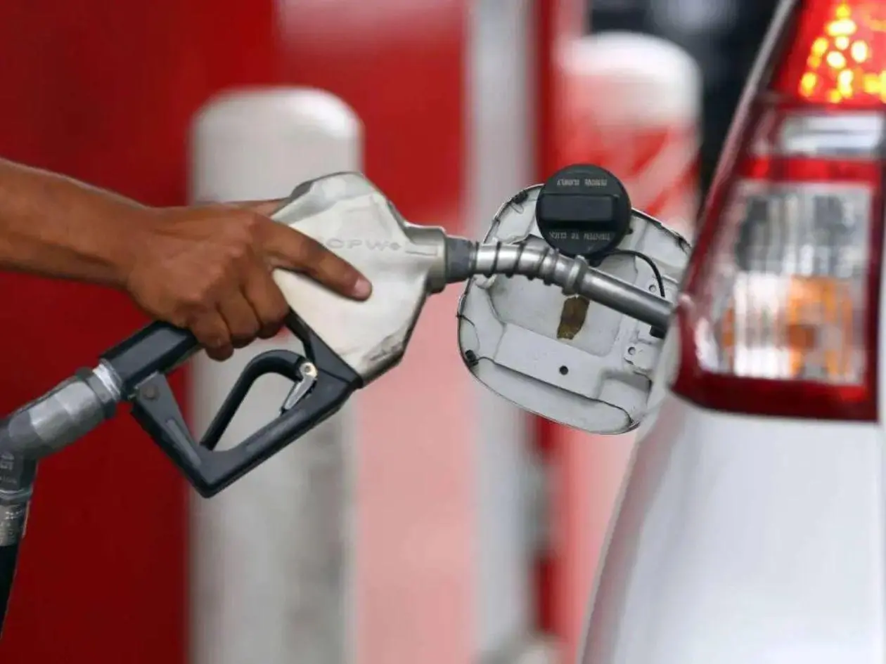 Gobierno estudia eliminar temporalmente impuesto a combustibles ante alza de precios