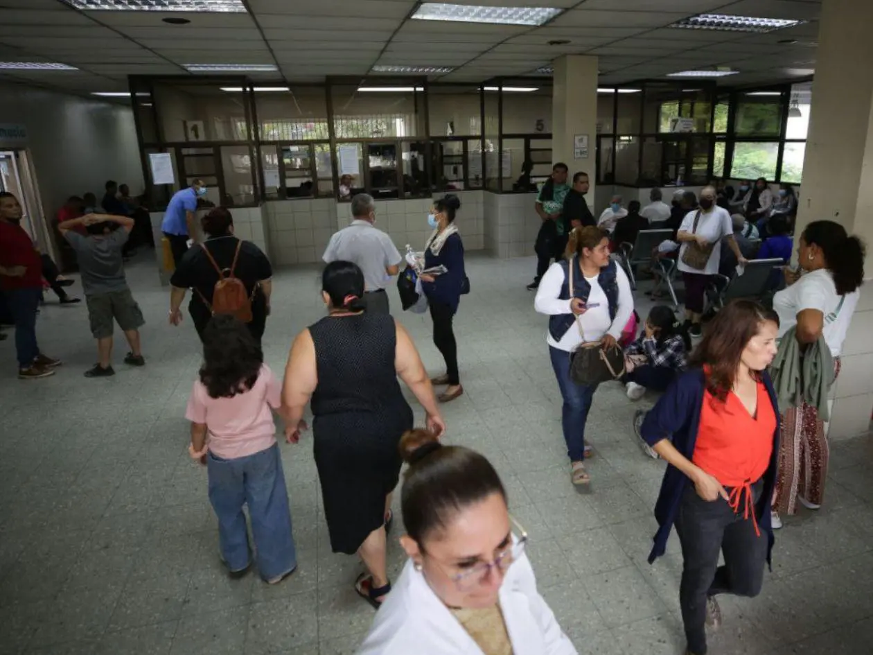 Instituto Hondureño de Seguridad Social enfrenta escasez de especialistas, según su director